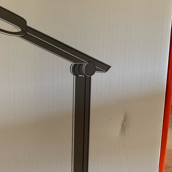 Taotronics LED Desk Lamp 56 Dimmable Office Lamp with 5V/2A USB Port - Picture 8 of 9